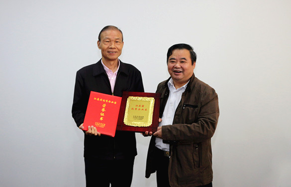 2016年10月12日，常州市經(jīng)信委副主任潘仁賢一行來上上電纜參觀調(diào)研献爷，并為集團董事長丁山華頒發(fā)江蘇省優(yōu)秀企業(yè)家獎牌